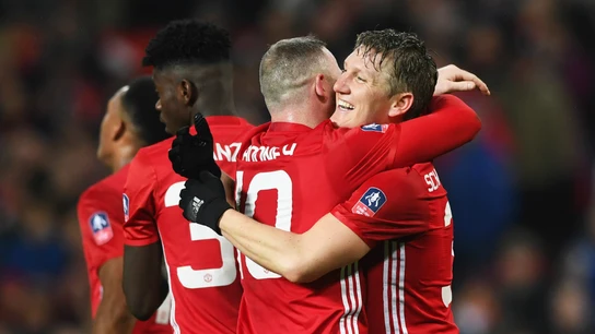 Rooney se abraza a Schweinsteiger Rooney se abraza a Schweinsteiger