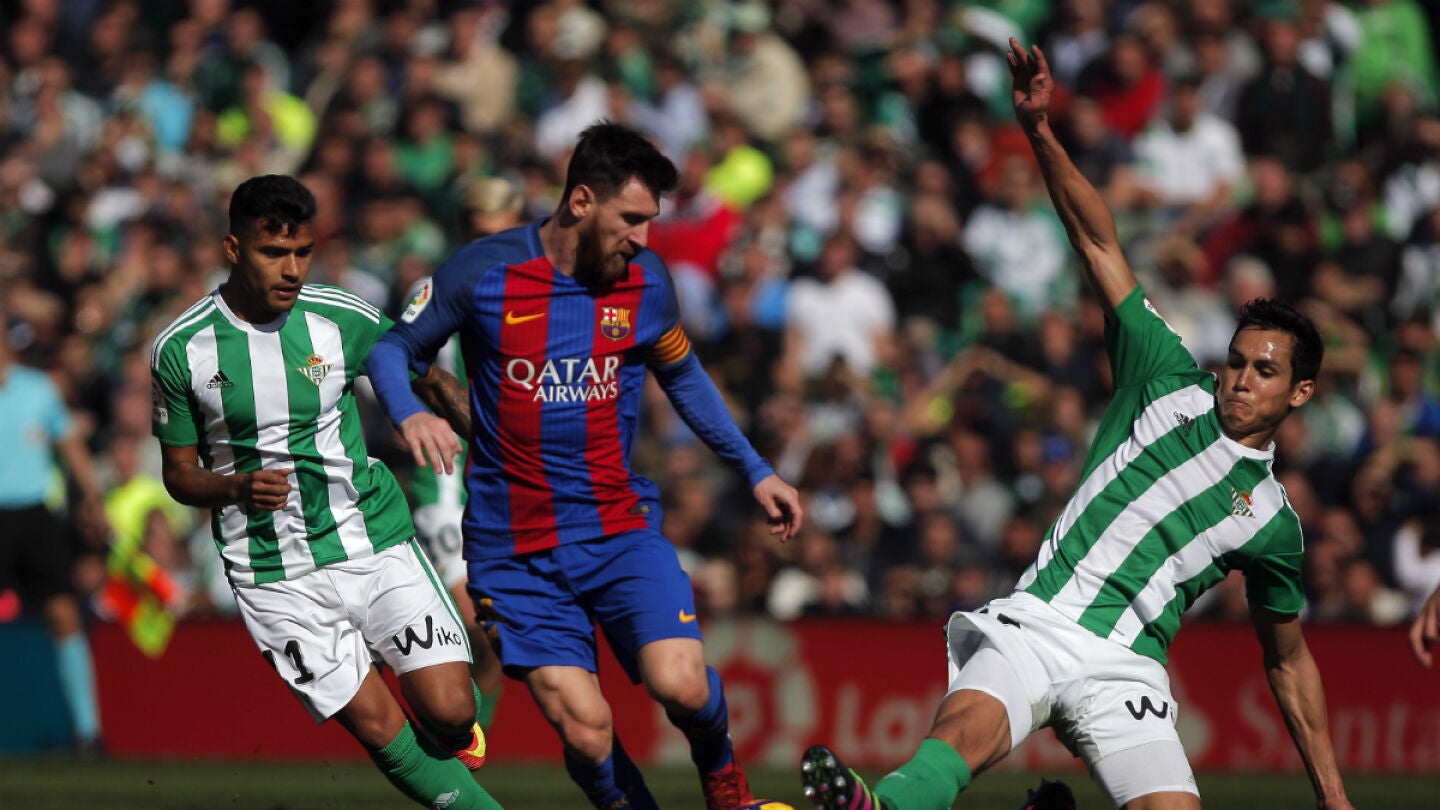 Messi, ante dos jugadores b&eacute;ticos