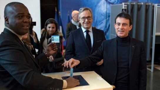 El ex primer ministro y candidart a las primarias socialistas francesas, Manuel Valls, al depositar su voto en un colegio electoral de Evry. al sur de Par&iacute;s