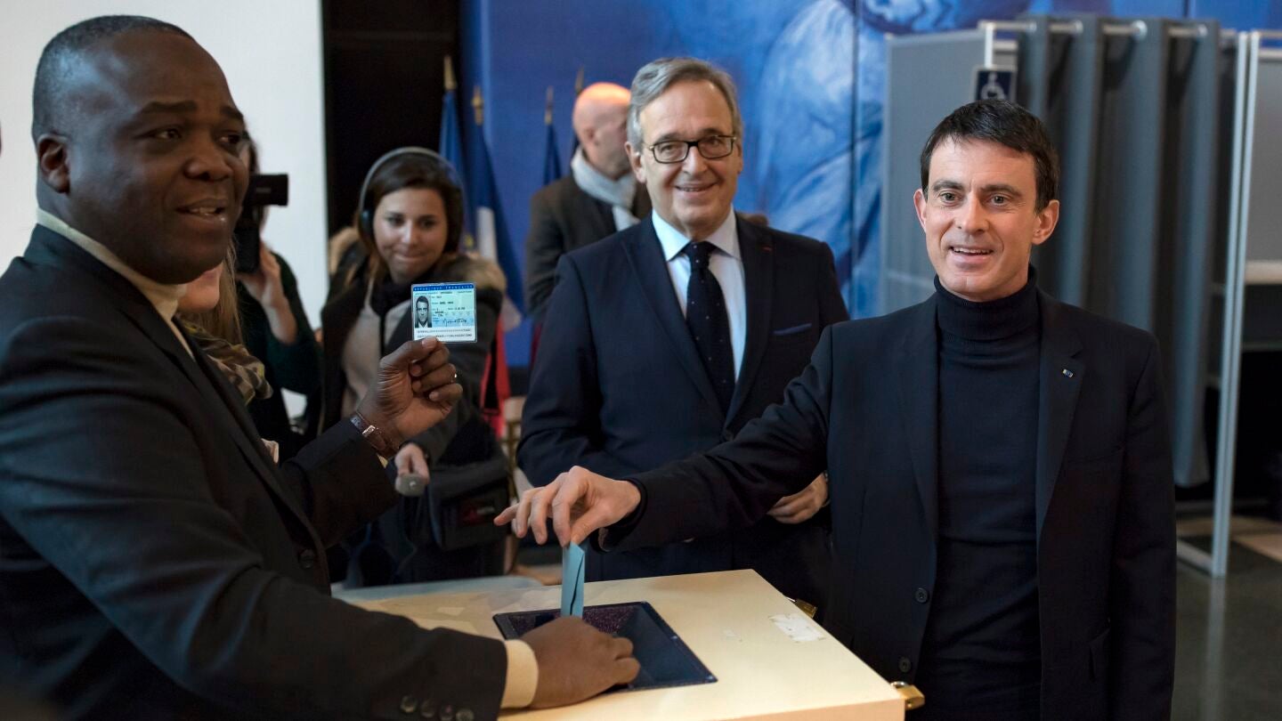 El ex primer ministro y candidart a las primarias socialistas francesas, Manuel Valls, al depositar su voto en un colegio electoral de Evry. al sur de Par&iacute;s