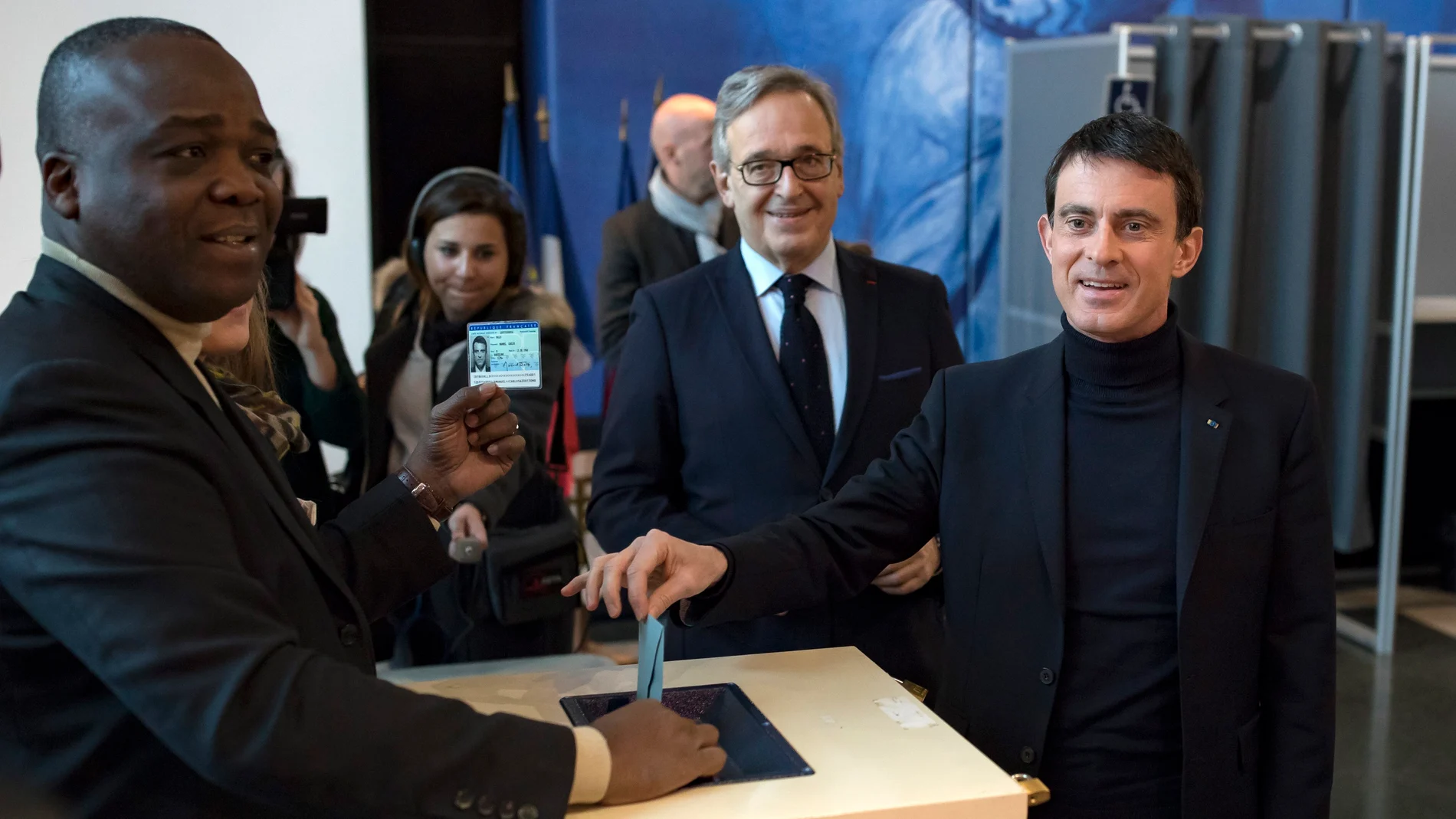 El ex primer ministro y candidart a las primarias socialistas francesas, Manuel Valls, al depositar su voto en un colegio electoral de Evry. al sur de París