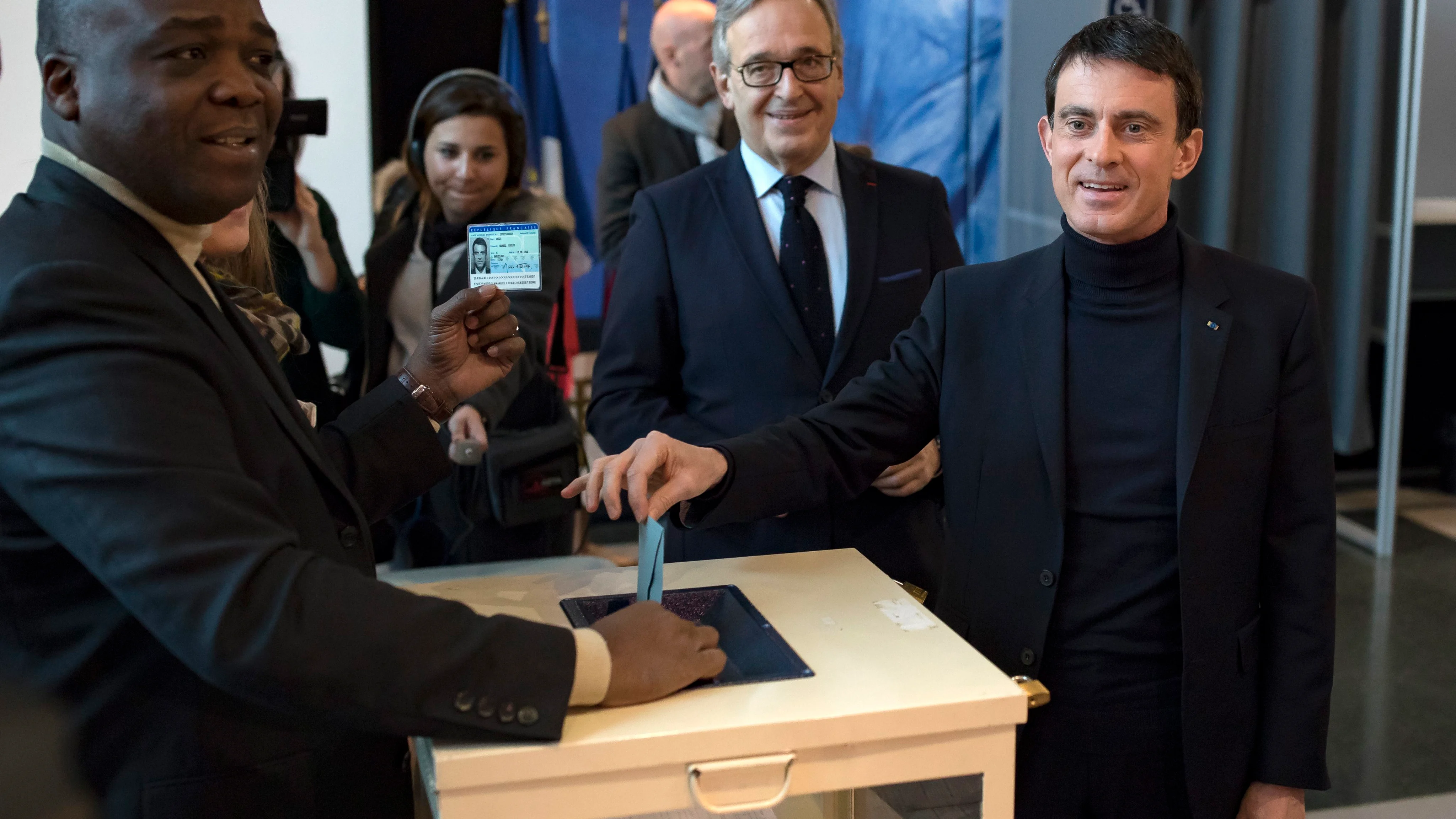 El ex primer ministro y candidart a las primarias socialistas francesas, Manuel Valls, al depositar su voto en un colegio electoral de Evry. al sur de París