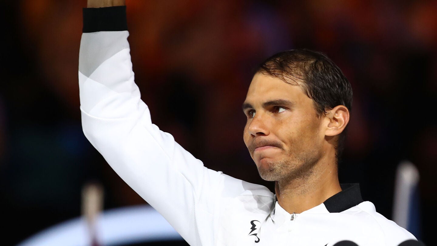 Rafa Nadal ense&ntilde;ando su trofeo conseguido en Australia