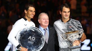 Rafa Nadal y Roger Federer con sus respectivos trofeos en Australia