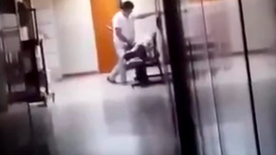 Médico pasa sus genitales sobre una mujer Ha generado indignación en Perú