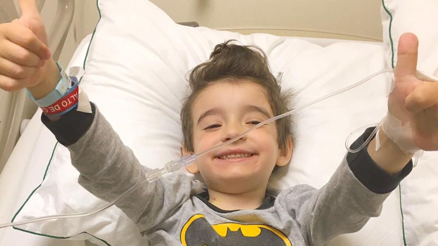 Santi en el hospital donde est&aacute; recibiendo un tratamiento contra el c&aacute;ncer