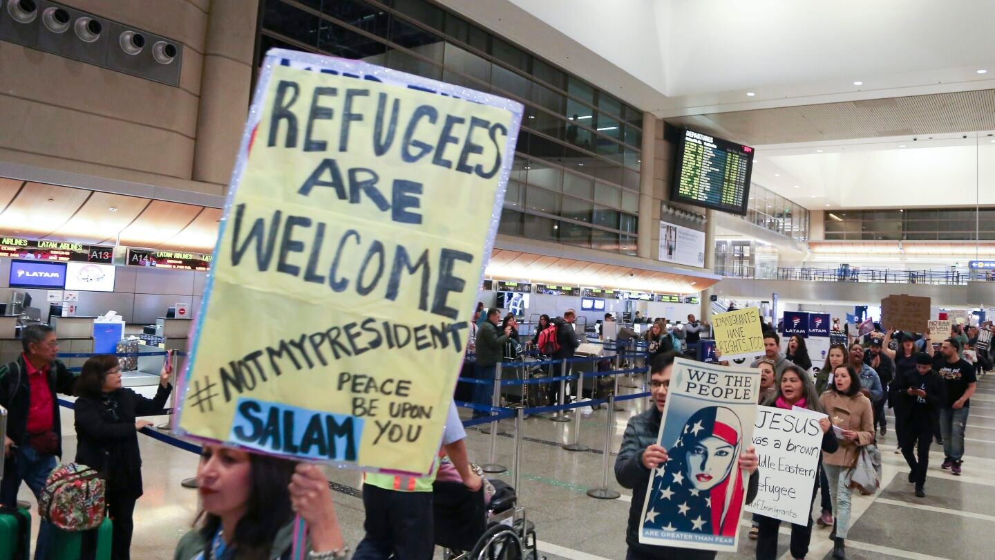 Cientos de manifestantes denuncian la prohibici&oacute;n de viajar de los pa&iacute;ses de mayor&iacute;a musulmana promulgada por el presidente estadounidense, Donald Trump, hoy, 28 de enero de 2017