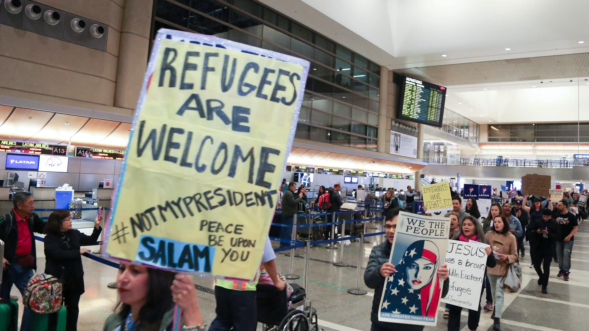 Cientos de manifestantes denuncian la prohibición de viajar de los países de mayoría musulmana promulgada por el presidente estadounidense, Donald Trump, hoy, 28 de enero de 2017