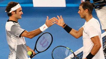 Rafa Nadal y Roger Federer se dan la mano tras terminar el partido