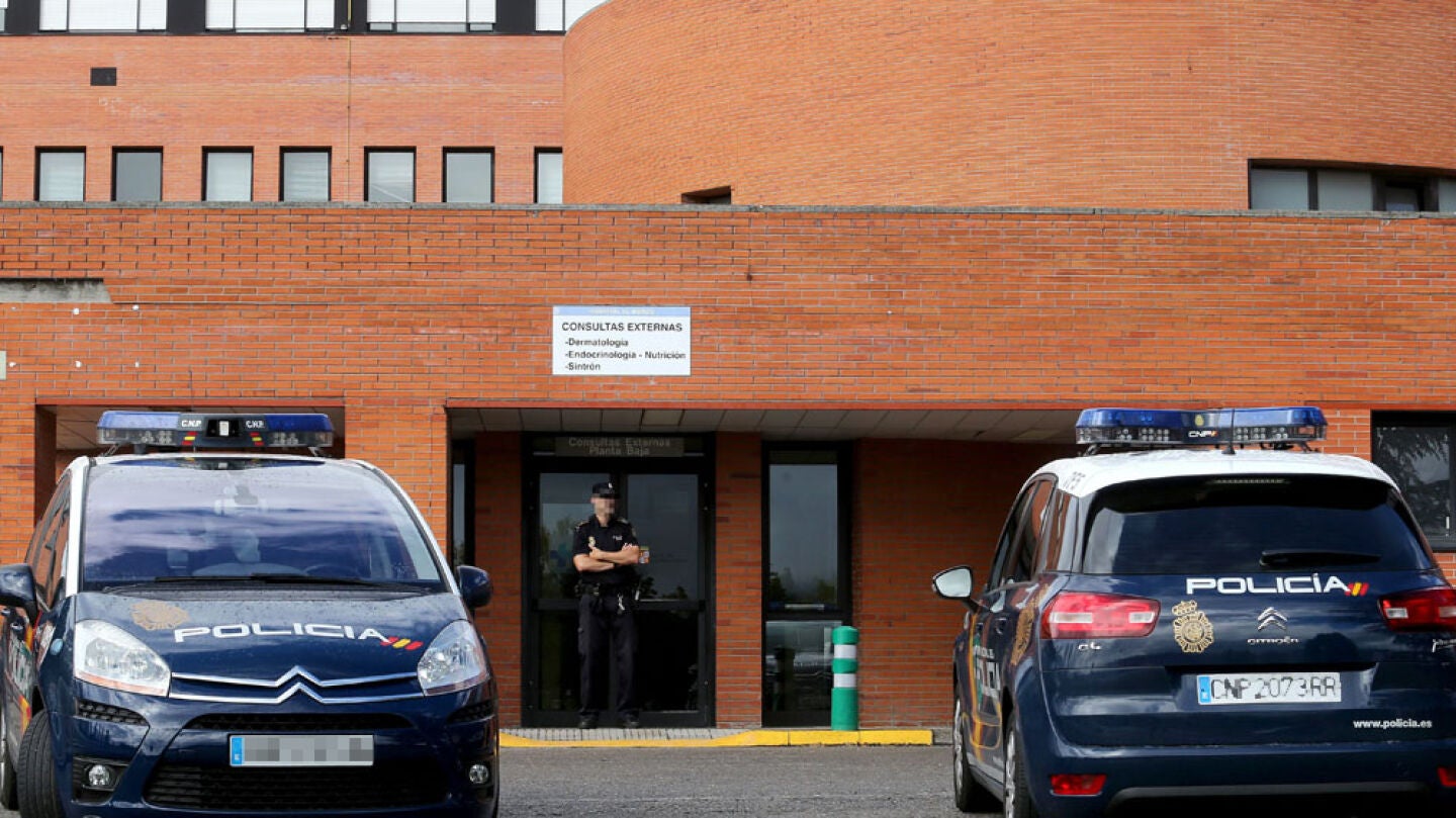 Varios coches de Polic&iacute;a frente a un hospital