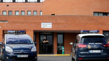 Varios coches de Policía frente a un hospital