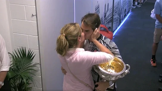 Roger Federer y su mujer se dan un beso tras la final del Open de Australia Roger Federer y su mujer se dan un beso tras la final del Open de Australia