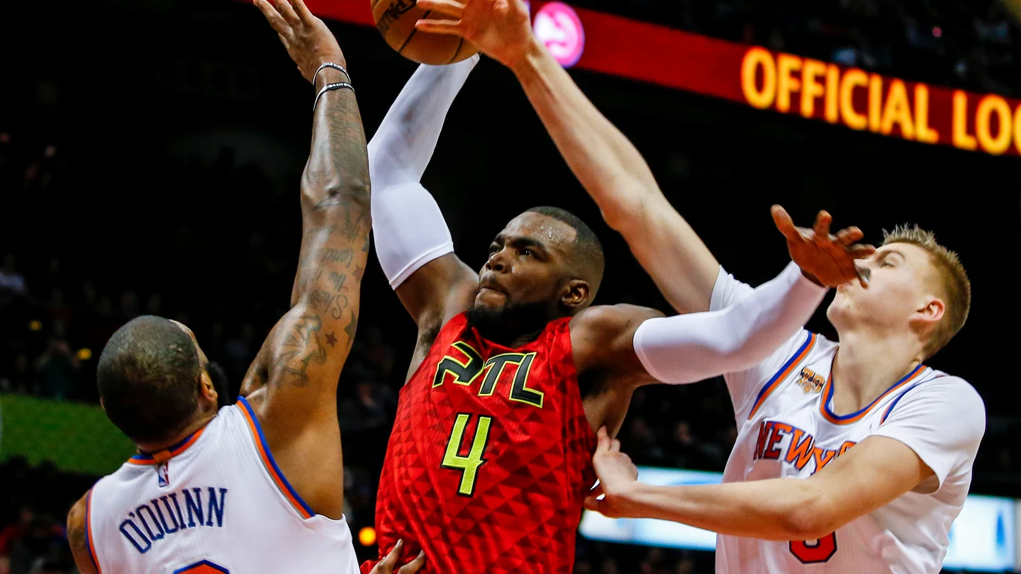 Paul Millsap machaca el aro ante la defensa de O'Quinn y Porzingis Paul Millsap machaca el aro ante la defensa de O'Quinn y Porzingis