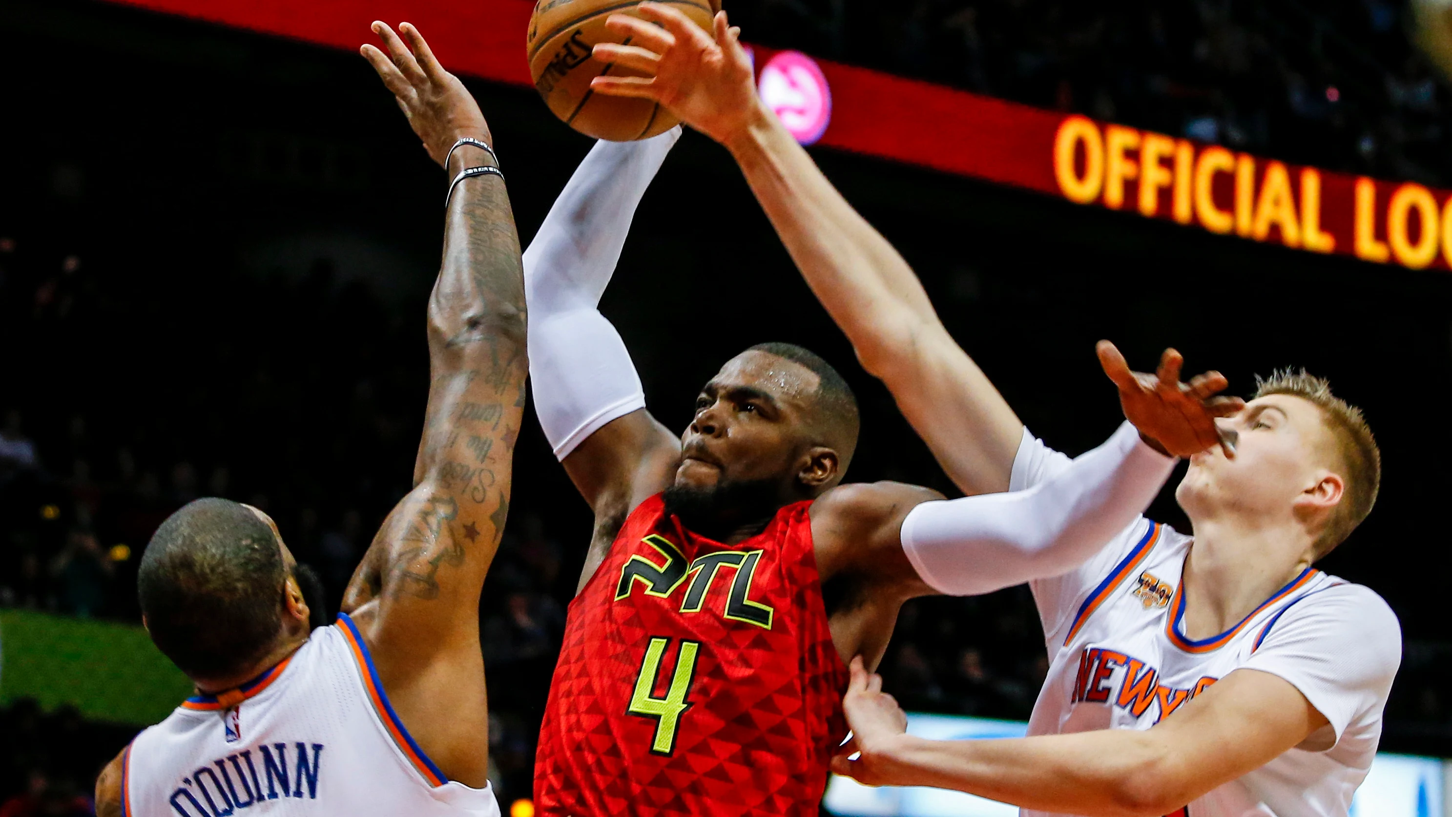 Paul Millsap machaca el aro ante la defensa de O'Quinn y Porzingis