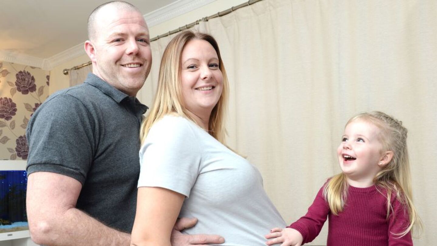 Carla y Paul Crozier junto a su primera hija