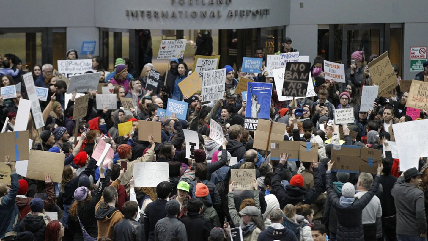 Multitudinaria manifestación contra Trump frente al aeropuerto de Portland Multitudinaria manifestación contra Trump frente al aeropuerto de Portland