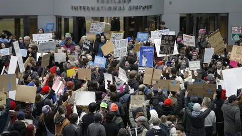 Multitudinaria manifestación contra Trump frente al aeropuerto de Portland Multitudinaria manifestación contra Trump frente al aeropuerto de Portland