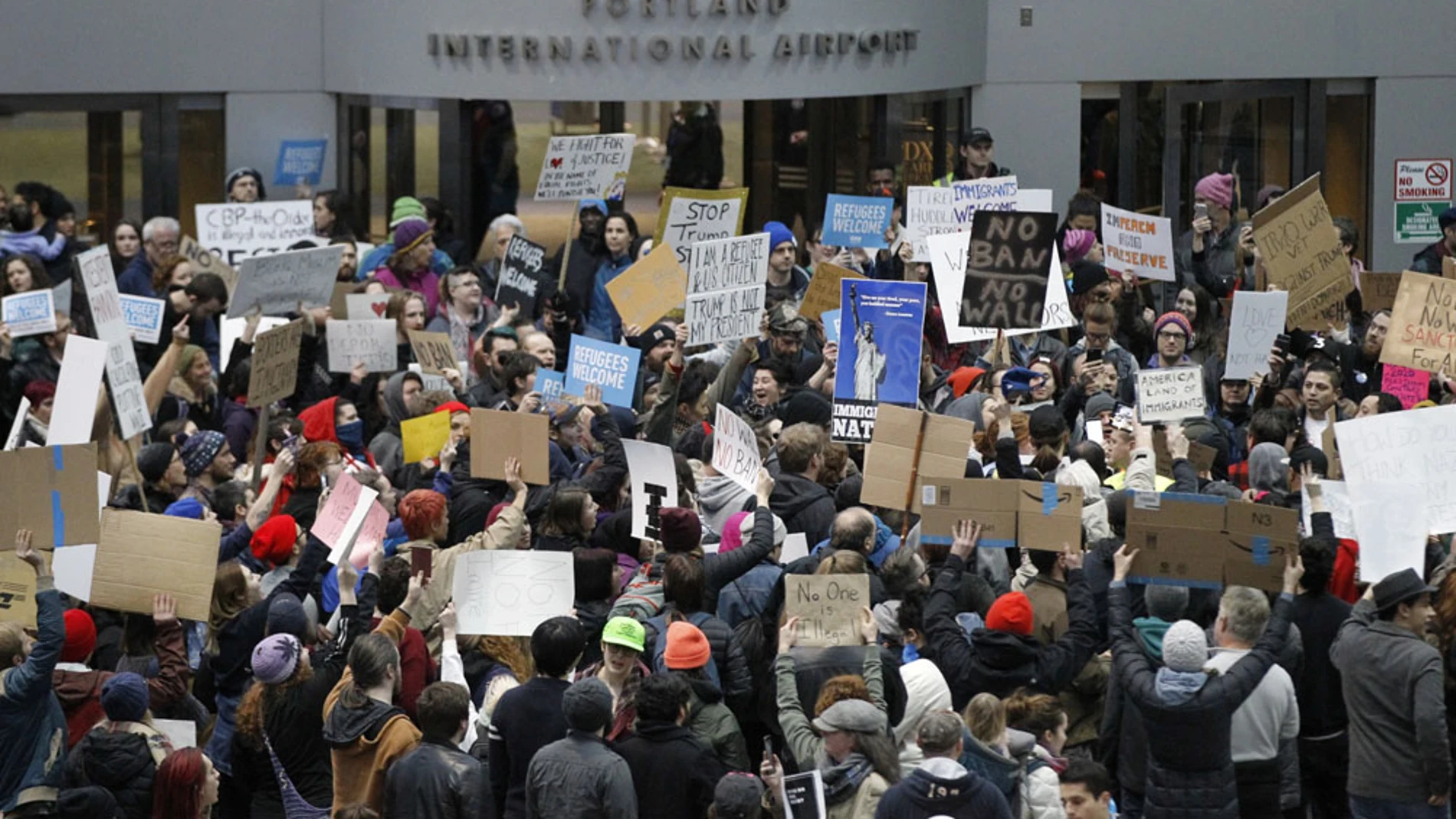 Multitudinaria manifestación contra Trump frente al aeropuerto de Portland