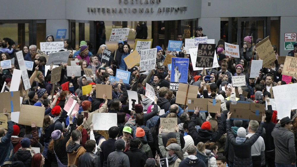 Multitudinaria manifestación contra Trump frente al aeropuerto de Portland