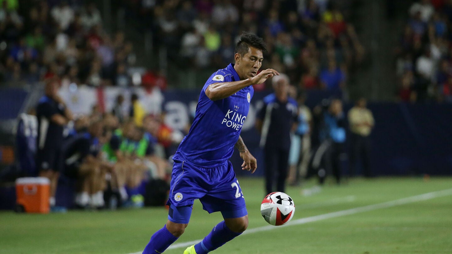 Ulloa durante un partido con el Leicester