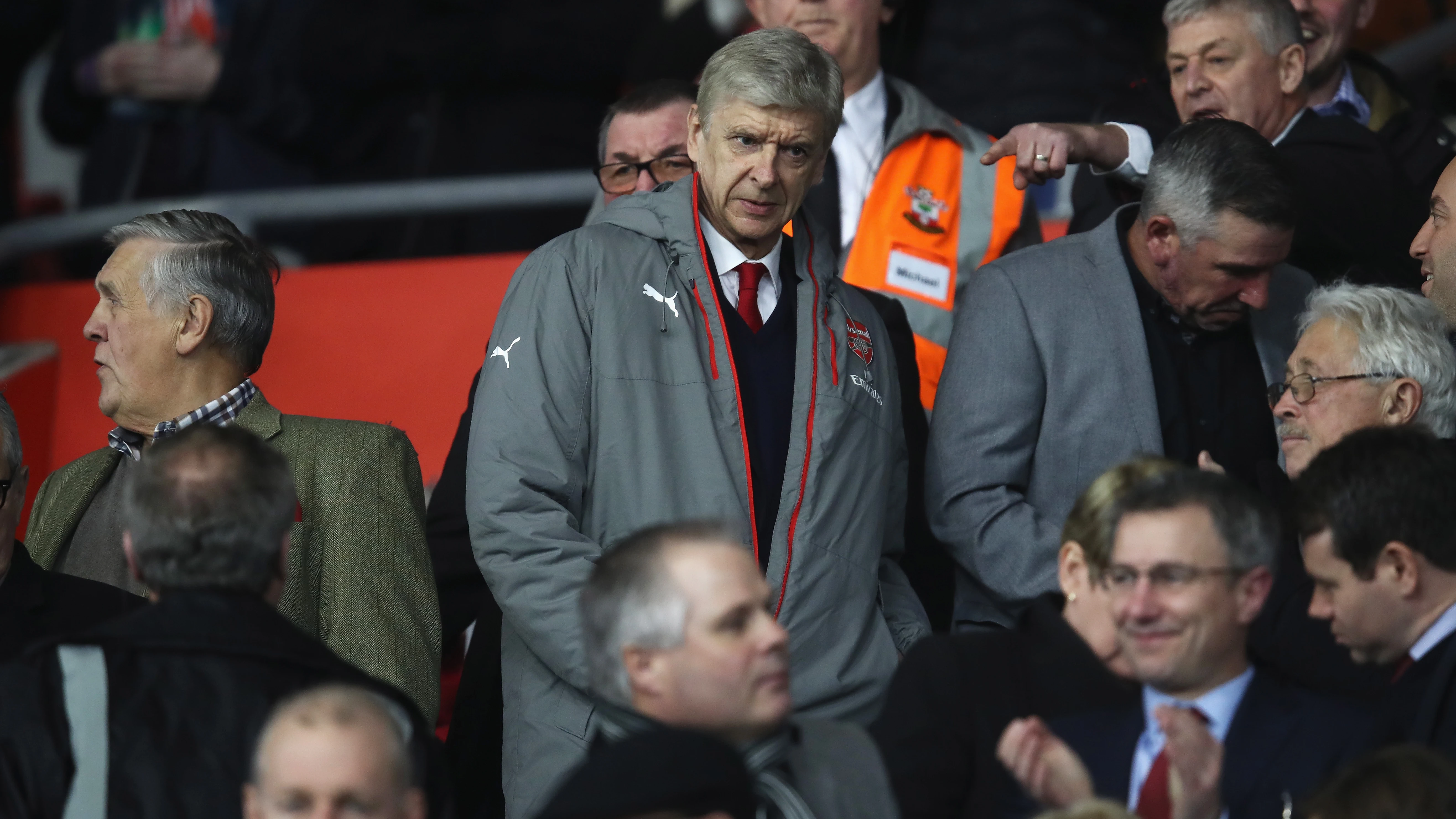 Arsene Wenger en las gradas del Emirates