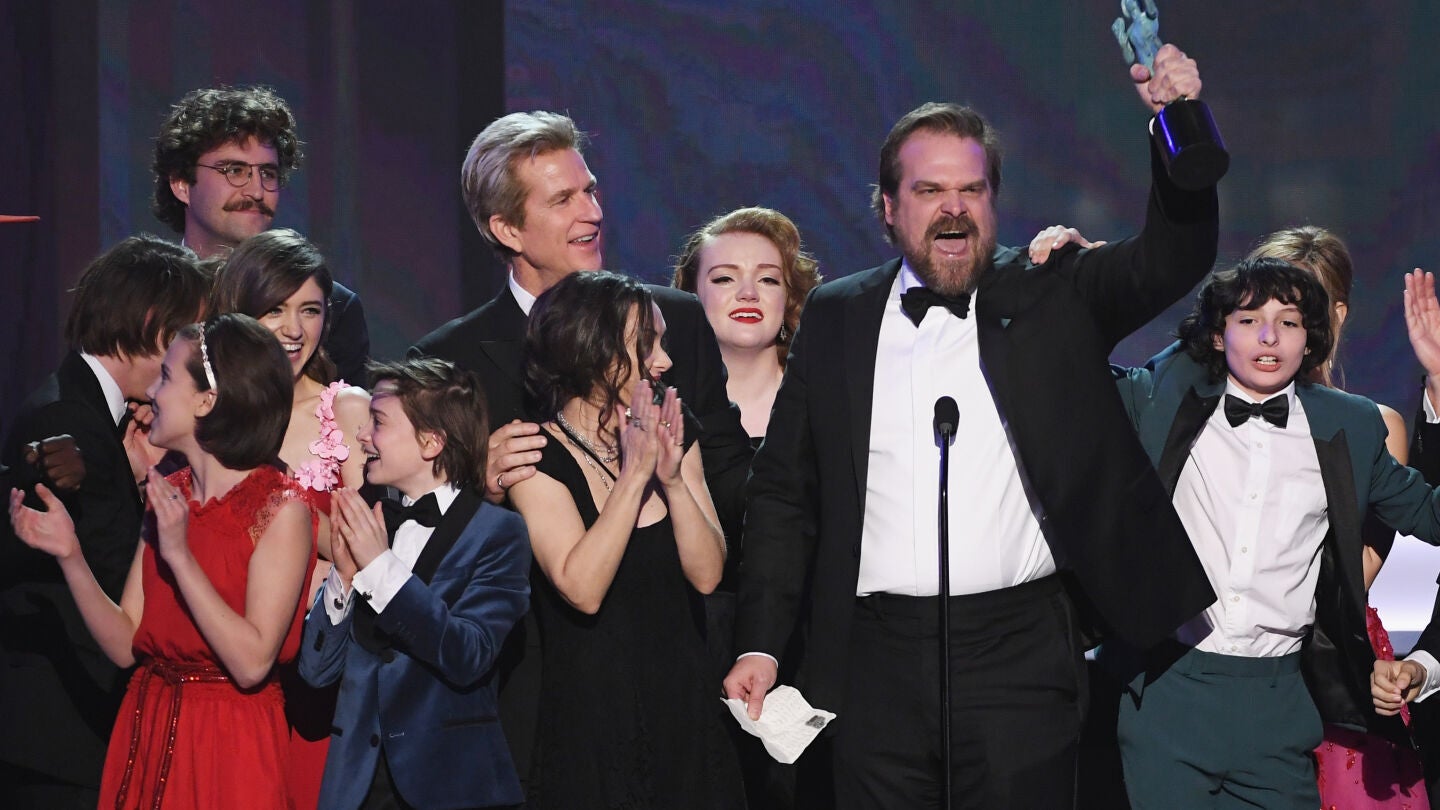 El actor David Harbour, tras recoger el premio al 'mejor elenco' del SAG