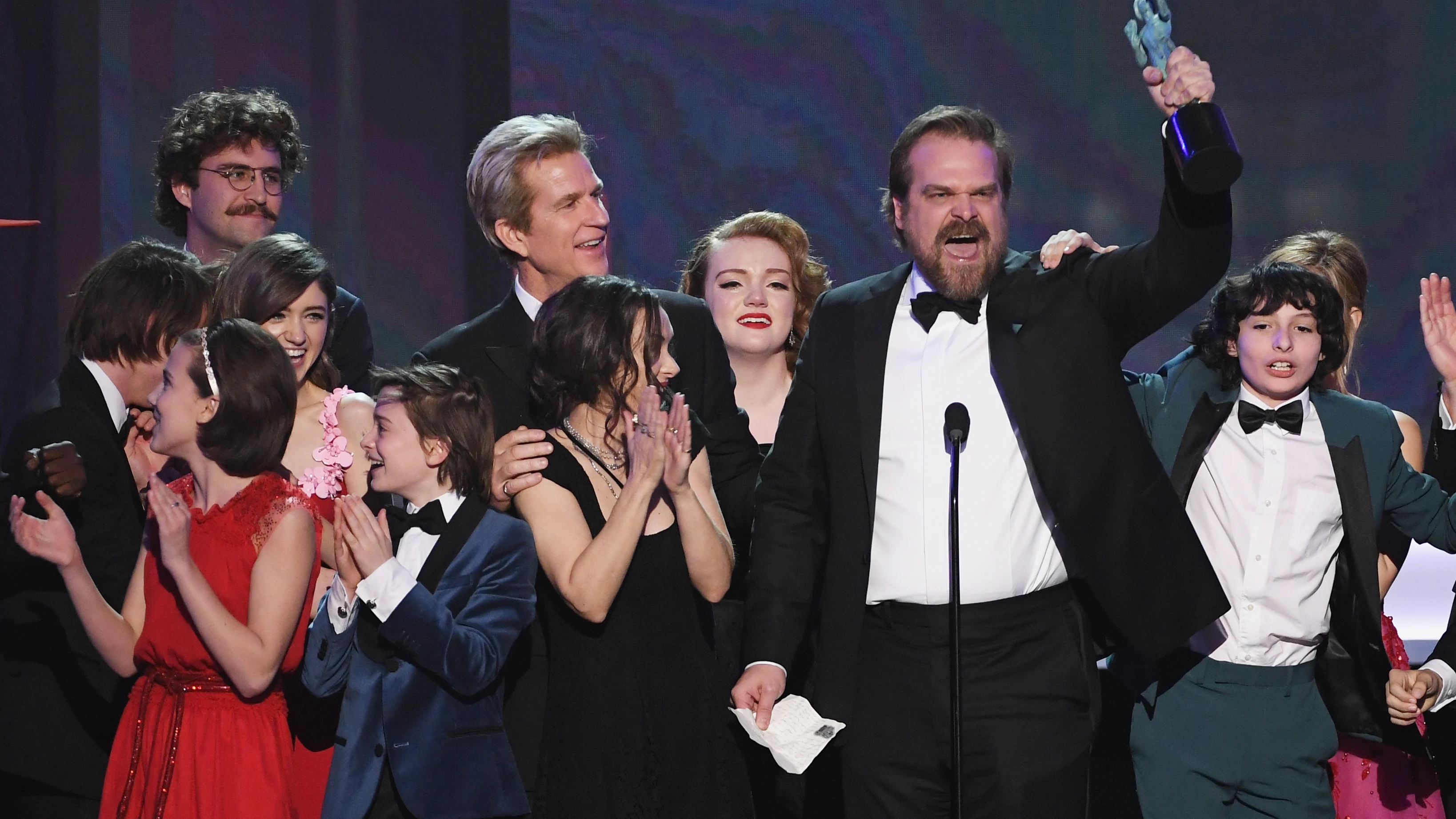 El actor David Harbour, tras recoger el premio al 'mejor elenco' del SAG