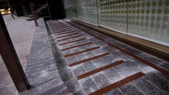 Pinchos contra las personas sin hogar en un edificio de Manchester Pinchos contra las personas sin hogar en un edificio de Manchester