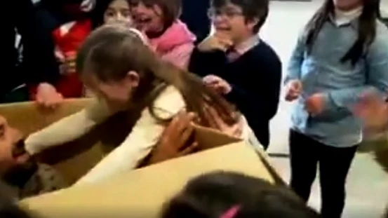 Reacción viral de una niña al ver a su padre tras meses alejados Reacción viral de una niña al ver a su padre tras meses alejados