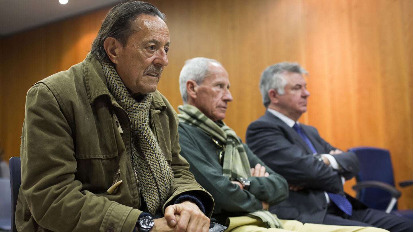 Juli&aacute;n Mu&ntilde;oz y Juan Antonio Roca en el banquillo