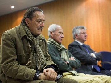 Julián Muñoz y Juan Antonio Roca en el banquillo Julián Muñoz y Juan Antonio Roca en el banquillo