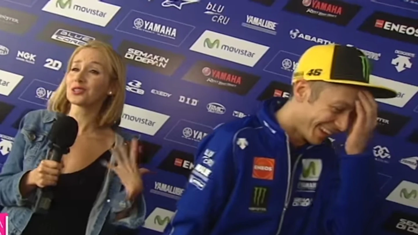 Una reportera pone en un aprieto a Rossi Una reportera pone en un aprieto a Rossi