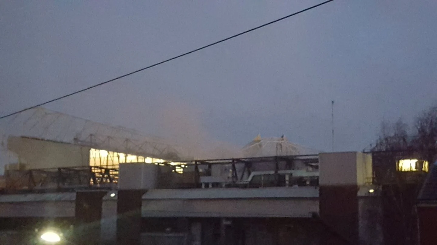 La columna de humo visible desde Old Trafford La columna de humo visible desde Old Trafford