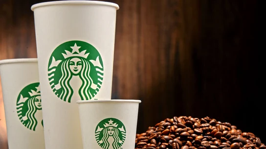 Varios vasos de la empresa Starbucks Varios vasos de la empresa Starbucks