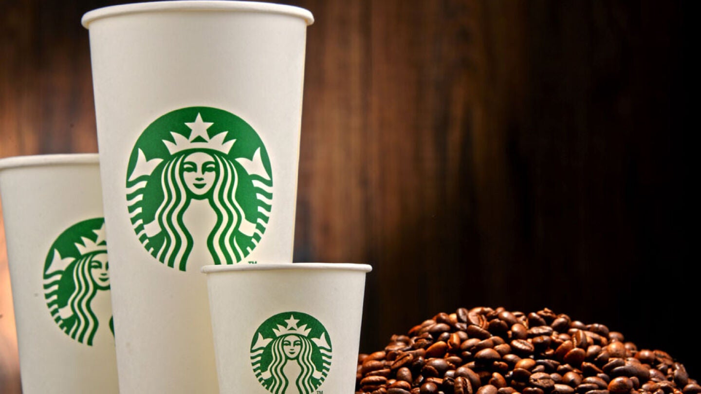 Varios vasos de la empresa Starbucks