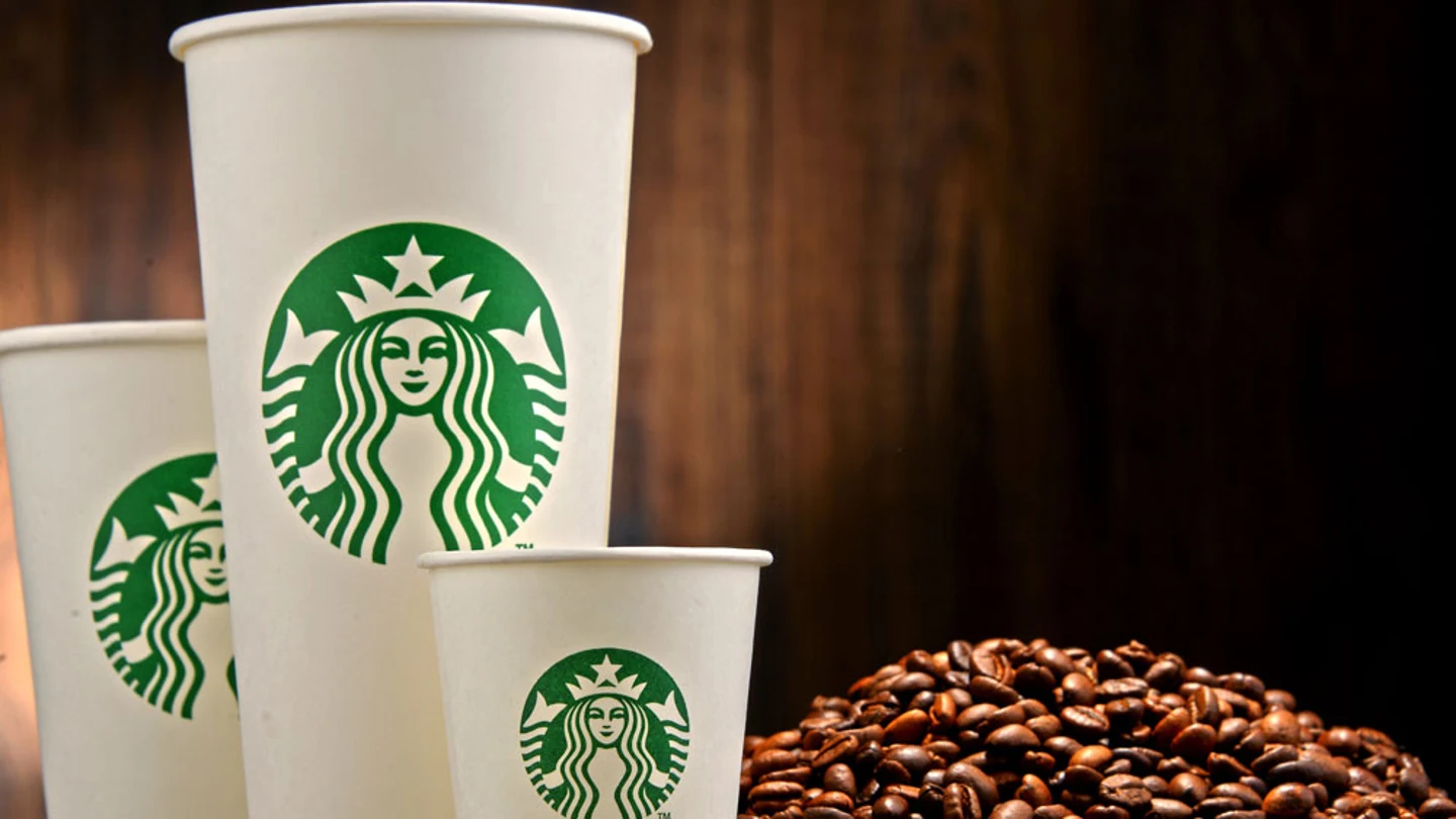 Varios vasos de la empresa Starbucks Varios vasos de la empresa Starbucks