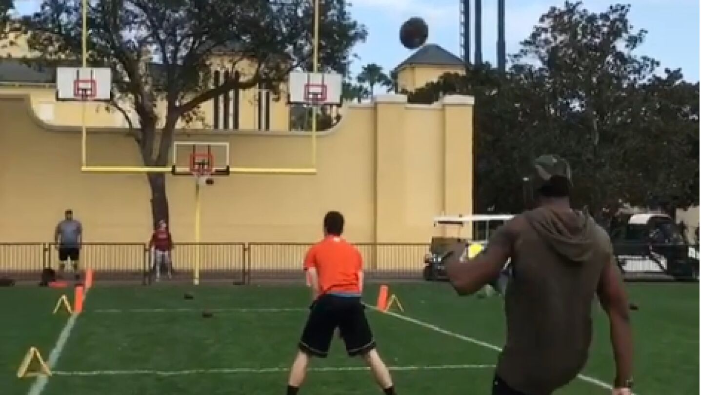 Marquette King lanzando el bal&oacute;n a canasta