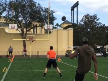 Marquette King lanzando el balón a canasta Marquette King lanzando el balón a canasta