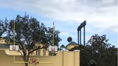 Marquette King lanzando el balón a canasta