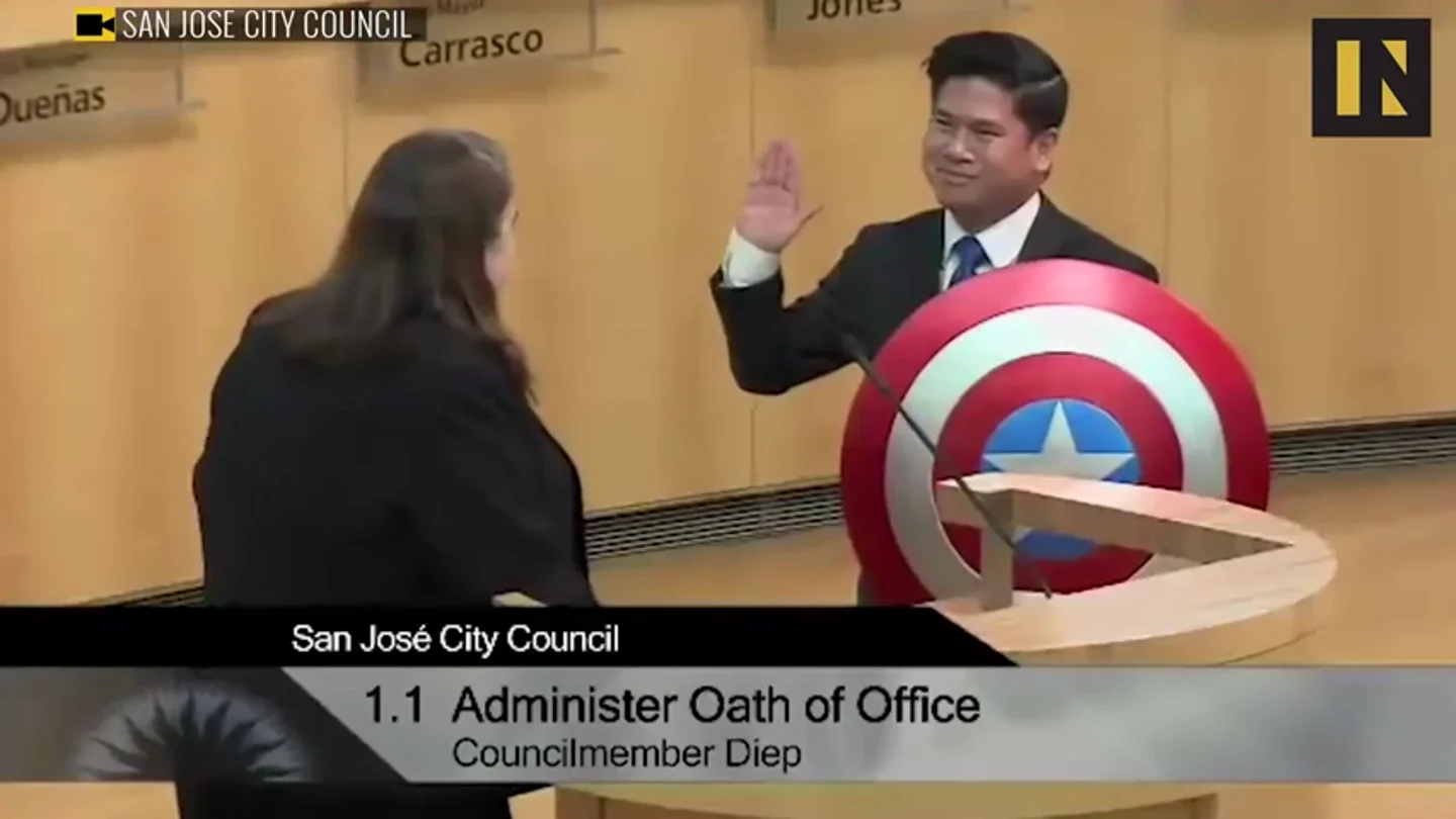 Frame 1.794571 de: Un concejal de California jura su cargo con el escudo de Capitán América en lugar de usar la Biblia Frame 1.794571 de: Un concejal de California jura su cargo con el escudo de Capitán América en lugar de usar la Biblia
