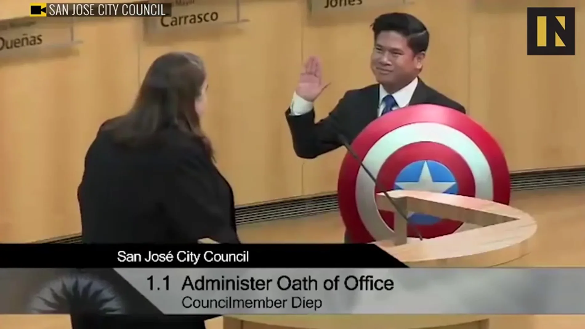 Frame 1.794571 de: Un concejal de California jura su cargo con el escudo de Capitán América en lugar de usar la Biblia