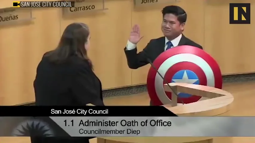Frame 1.794571 de: Un concejal de California jura su cargo con el escudo de Capitán América en lugar de usar la Biblia