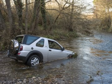 Vehículo de la pareja fallecida arrojado en el agua en una riera de Masarac (Girona) Vehículo de la pareja fallecida arrojado en el agua en una riera de Masarac (Girona)