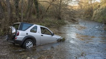 Vehículo de la pareja fallecida arrojado en el agua en una riera de Masarac (Girona)