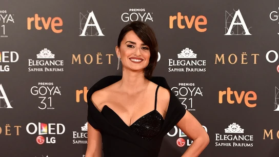 Penélope Cruz y su Atelier de Versace Alfombra roja Premios Goya 2017