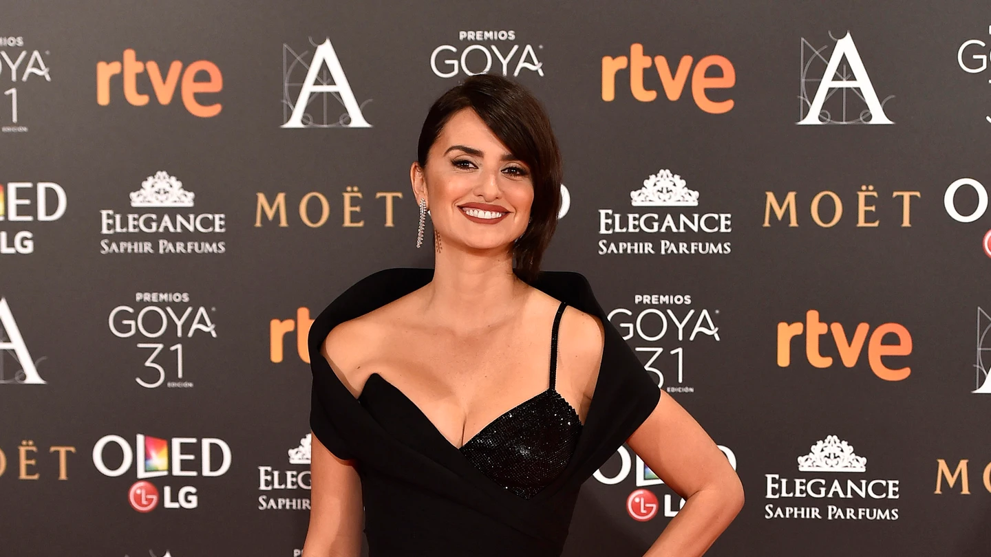 Penélope Cruz y su Atelier de Versace Alfombra roja Premios Goya 2017