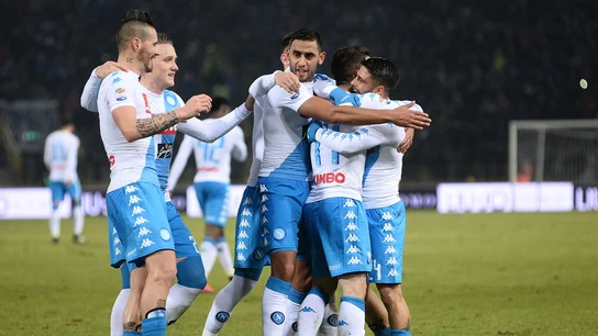 Hamsik y Mertens celebran un gol con sus compañeros Hamsik y Mertens celebran un gol con sus compañeros
