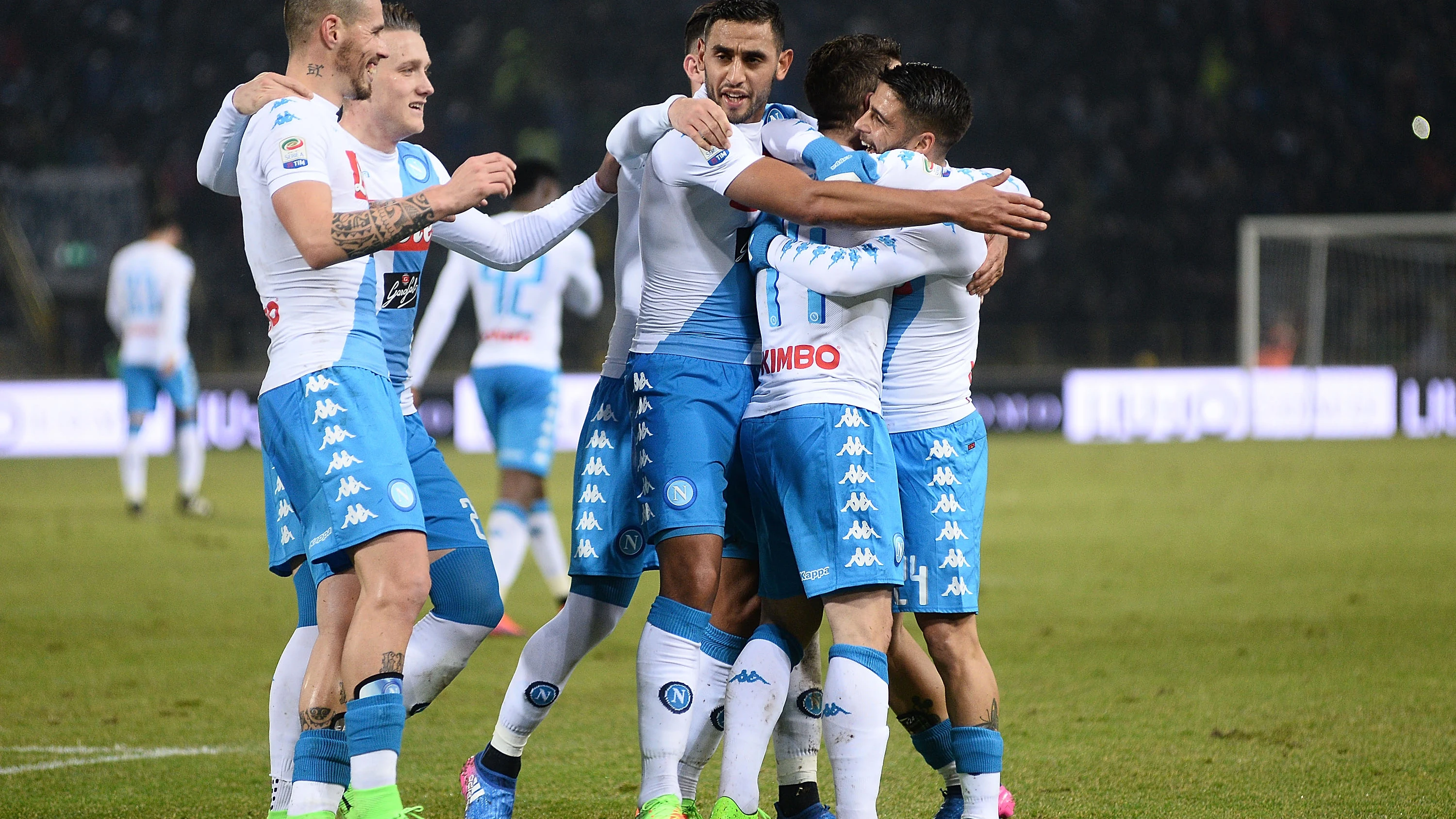 Hamsik y Mertens celebran un gol con sus compañeros