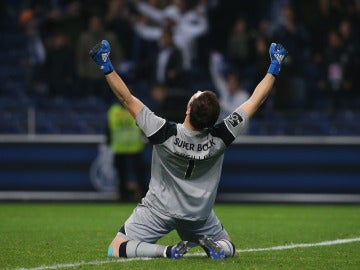 Casillas celebra el triunfo ante el Sporting de Portugal Casillas celebra el triunfo ante el Sporting de Portugal