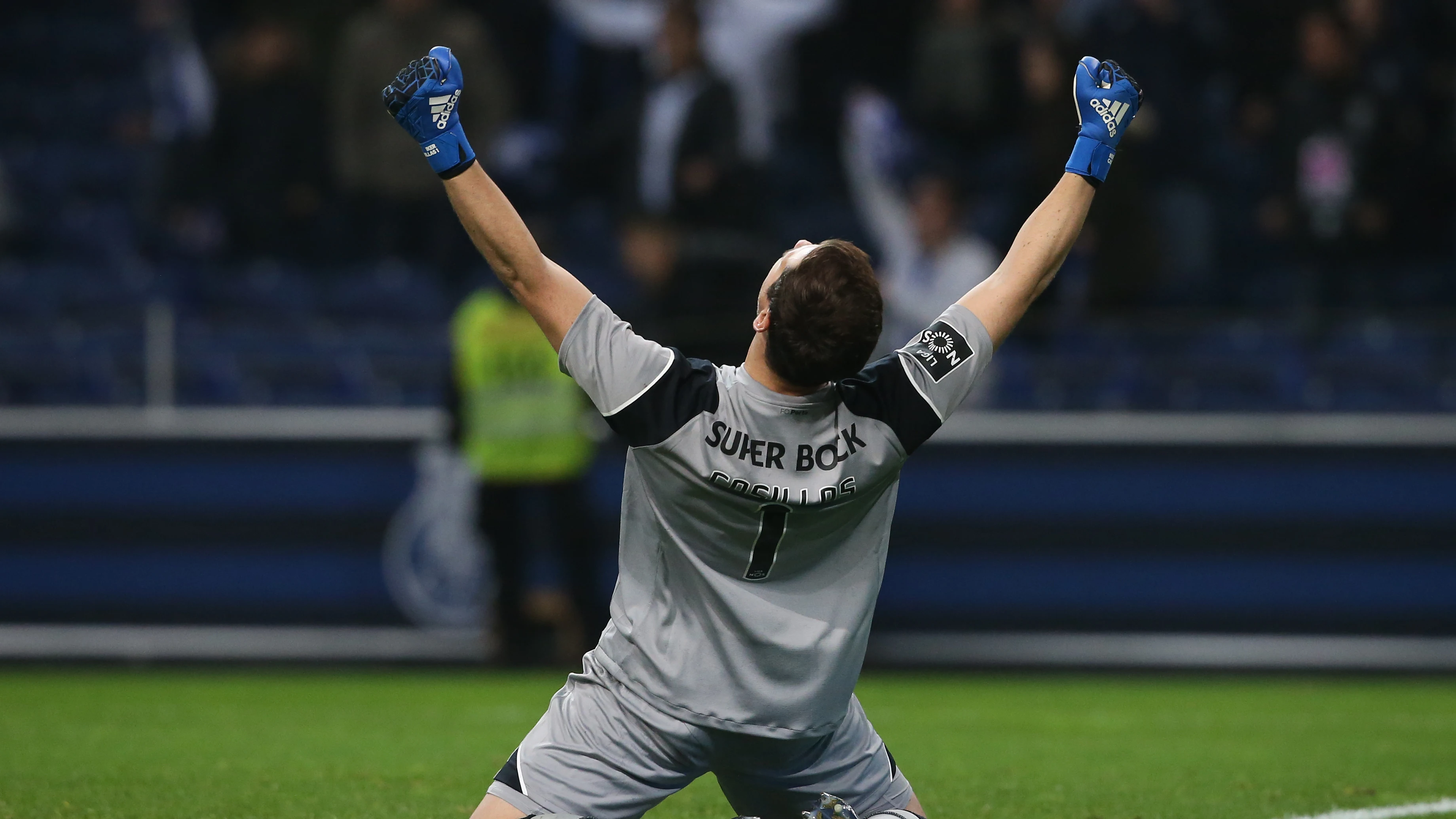 Casillas celebra el triunfo ante el Sporting de Portugal